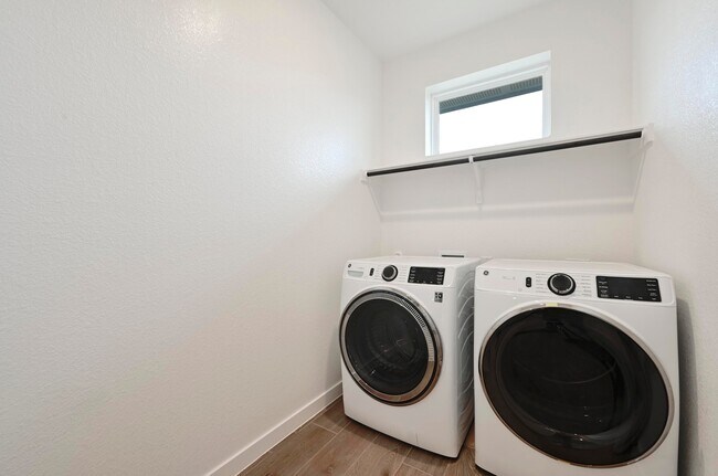 Building Photo - 201 Arches Dr