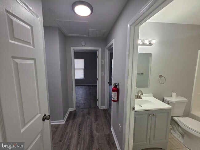 Building Photo - 611 Artisan St