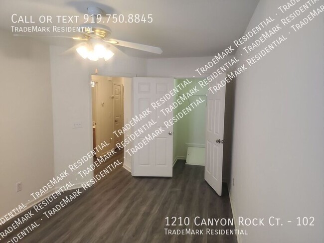 Building Photo - Conveniently Located 3 bedroom, 2.5 bathro...