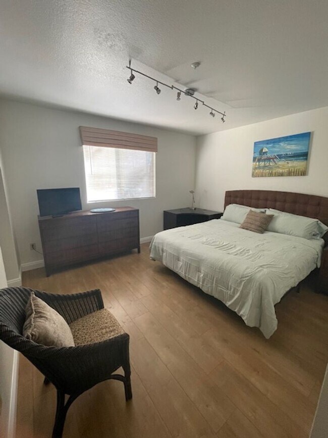 Building Photo - Meridian 2 Bd / 2 Ba with Laminate Flooring in Living Room & Bedroom Areas