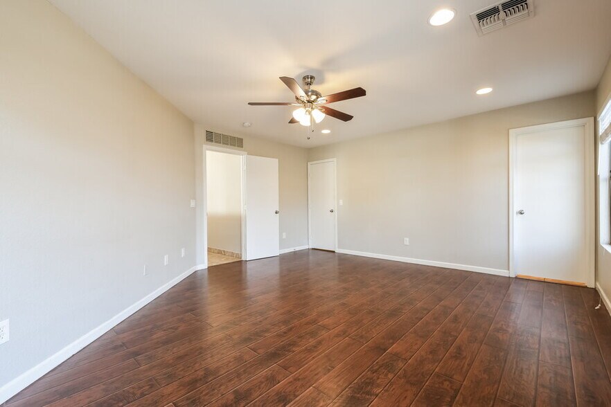 Building Photo - 2768 W San Carlos Ln