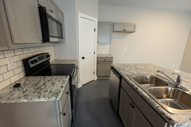 Building Photo - 804 N Custer St