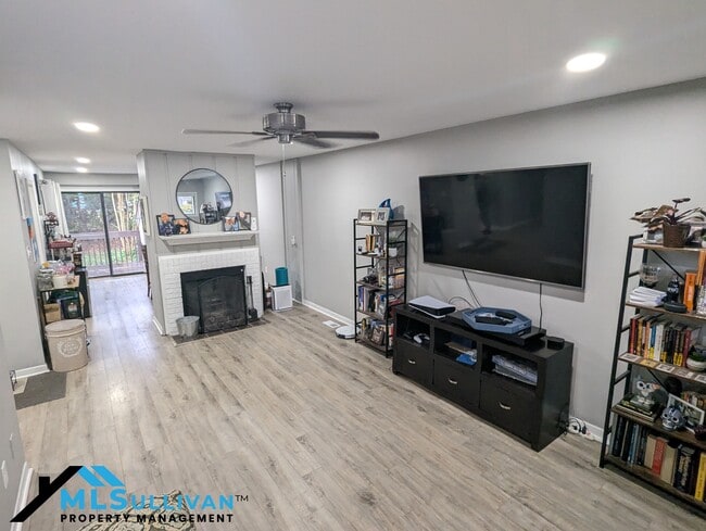 Building Photo - 4100-4105 Five Oaks Dr