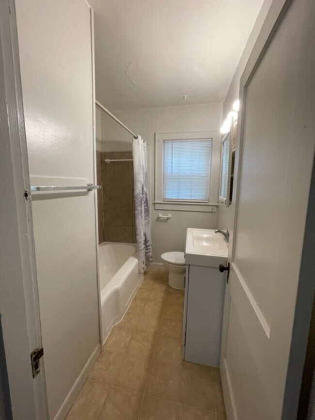 Building Photo - 2 bedroom, 1 bath home Short term or Long term lease options - Call Debra Johnson 865-591-8281