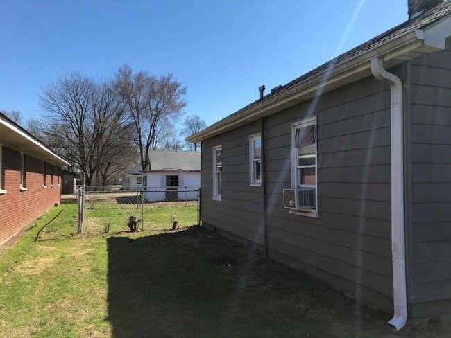 Building Photo - 321 Hege Ave