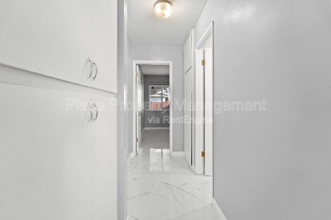 Building Photo - 145 Glenhaven Way