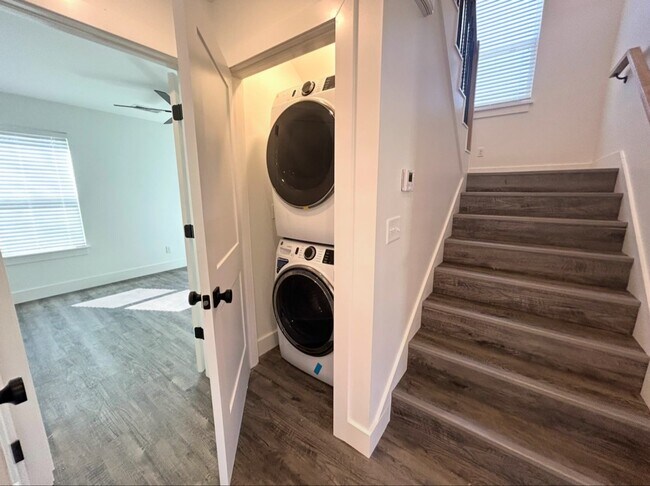 Building Photo - 3 Bedroom 2 Bathroom Home for Rent