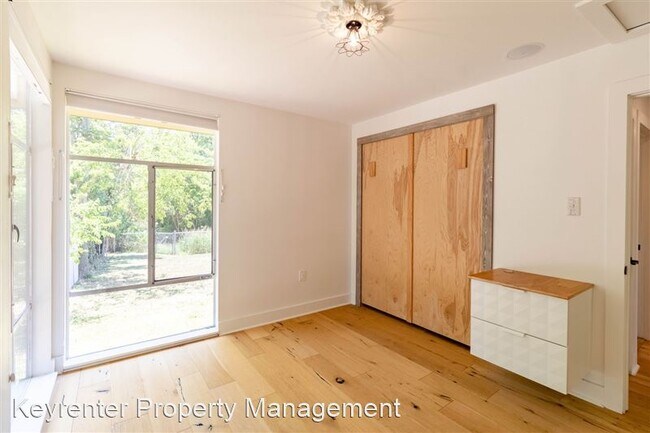 Building Photo - 1423 Broadmoor Dr