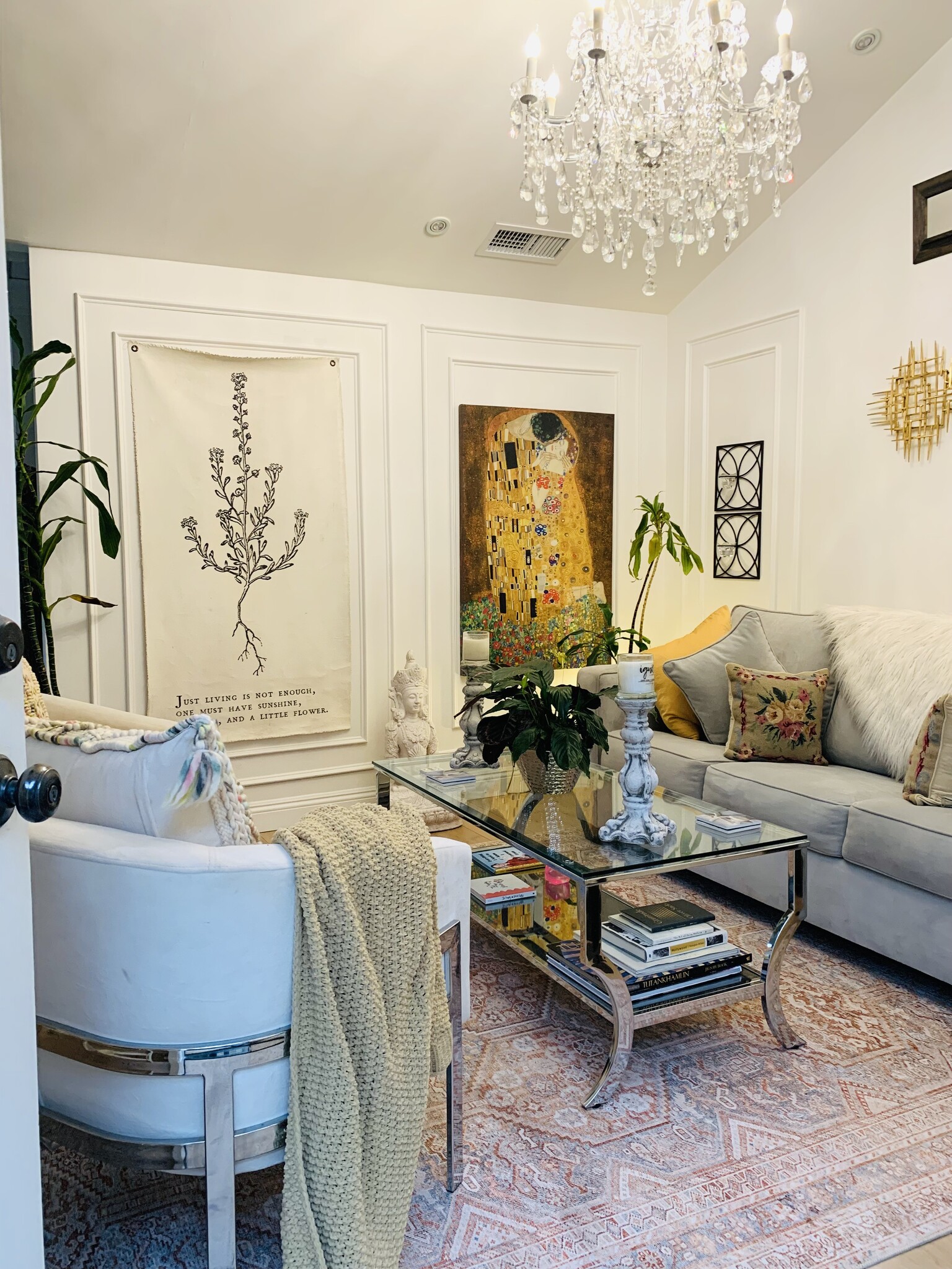 Living Room - 607 N Windsor Blvd