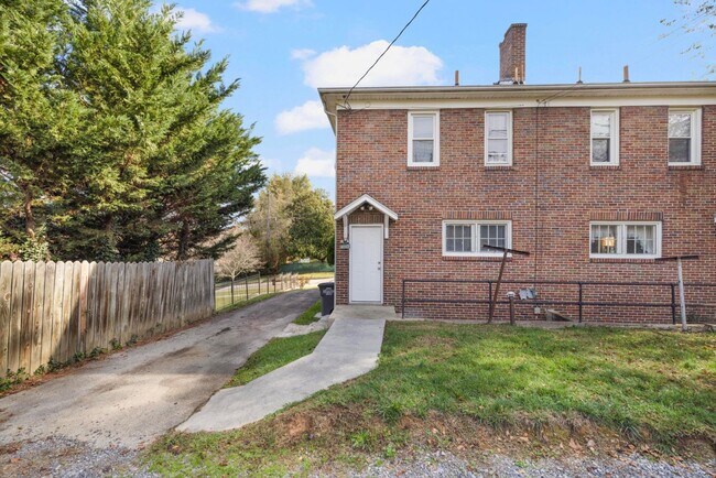 Building Photo - 724 Holston St