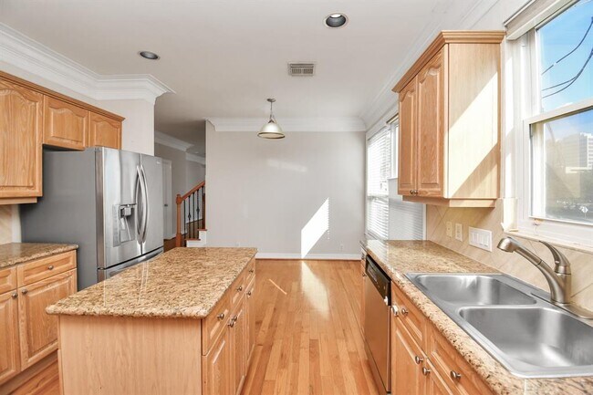 Building Photo - 833 Rosine St