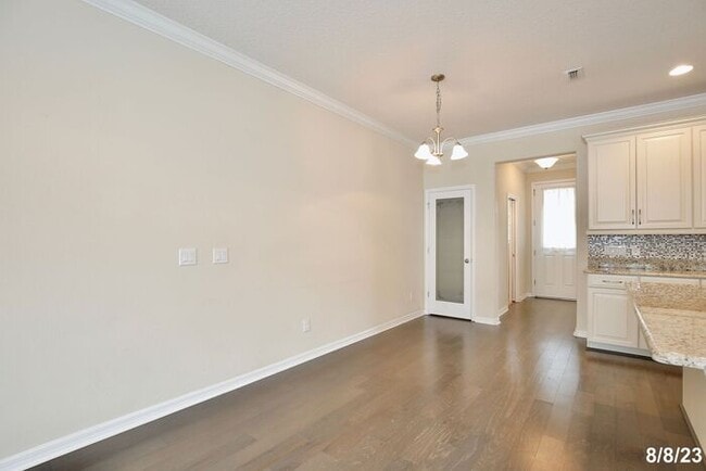 Building Photo - Beautifully Appointment 3/2.5 Modern Townh...