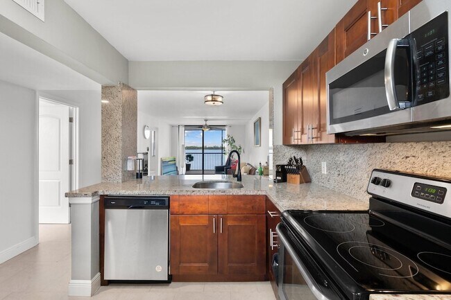 Building Photo - 111 Lake Emerald Dr