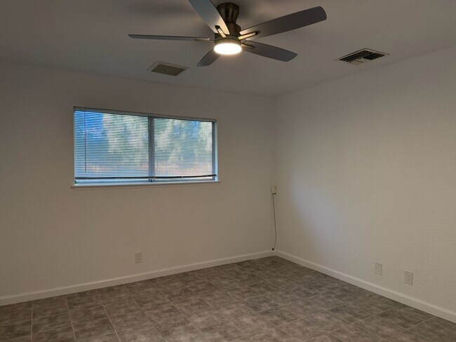 Building Photo - 204 W Robertson Rd