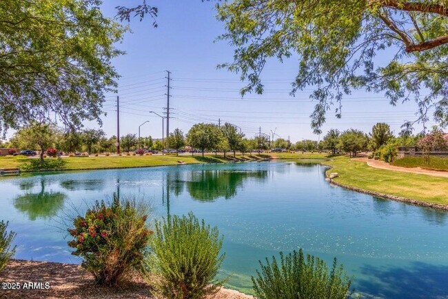 Building Photo - 734 E Doral Ave