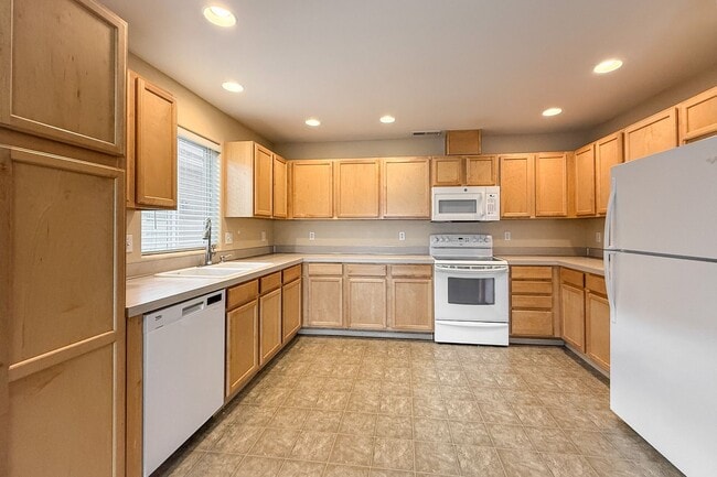 Building Photo - South Richland 4-Bedroom Home With Large Backyard