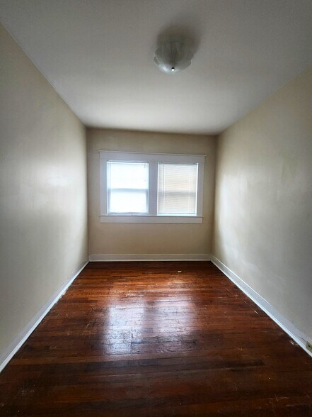 Building Photo - 513 10th Ct S