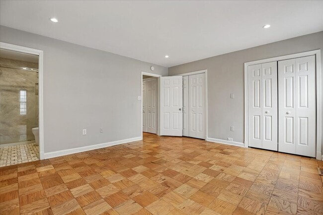 Building Photo - Spacious 2BR/2.5BA Townhouse-Style Condo in Gated Mount Pleasant Community