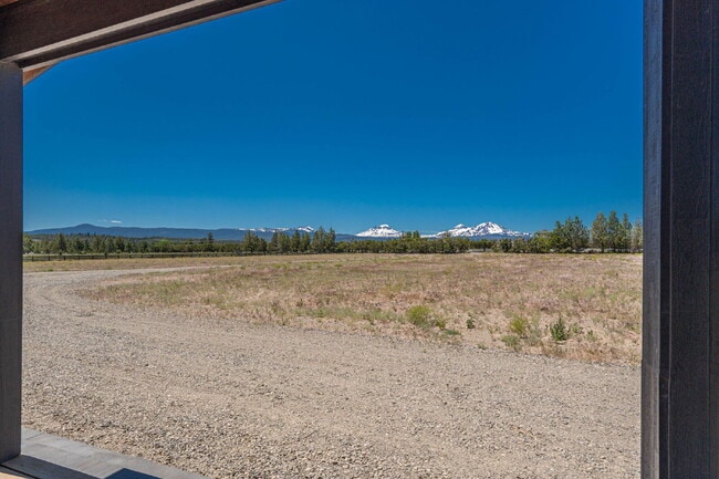 Building Photo - Luxury Home for Rent – Expansive Acreage, ...