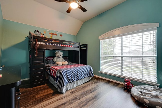 Building Photo - 5517 Crimson Oaks Dr