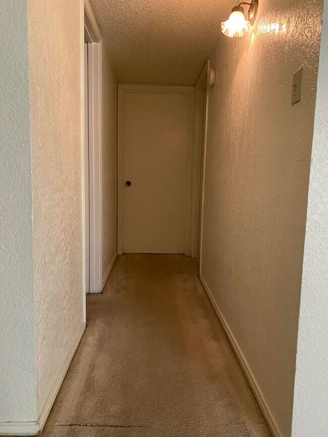 Building Photo - Half Duplex ready for immediate move-in!