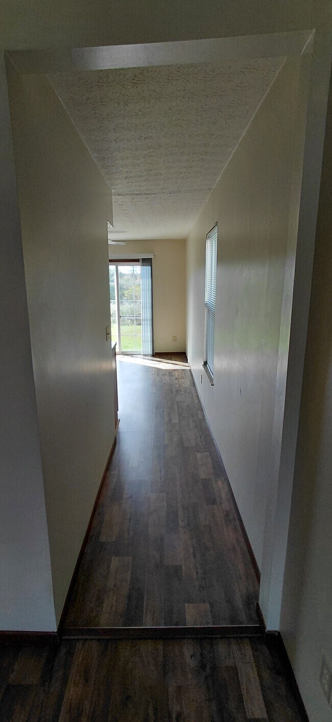 Building Photo - 2585-2587 Four Seasons Dr