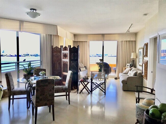 Building Photo - 888 Brickell Key Dr