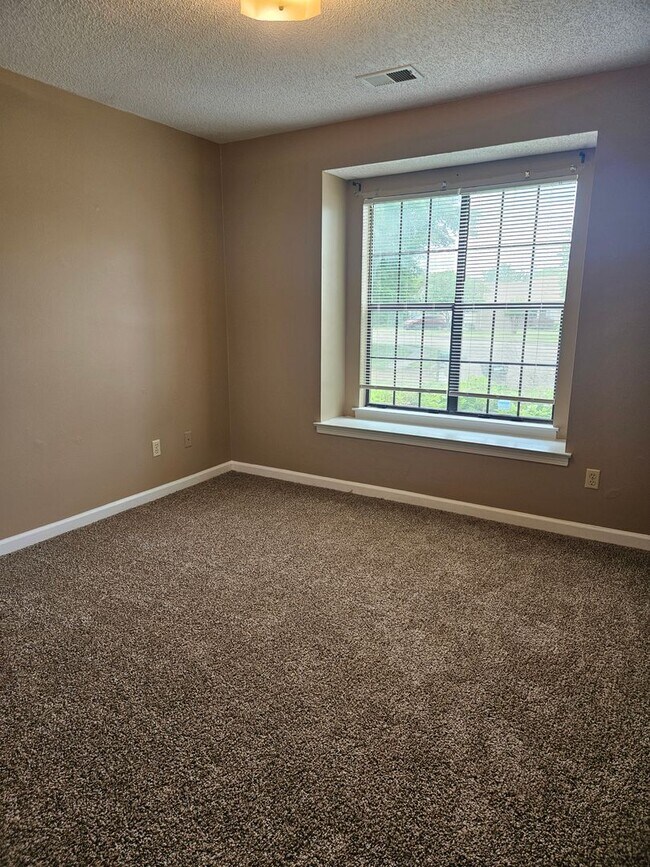 Building Photo - Under Repair