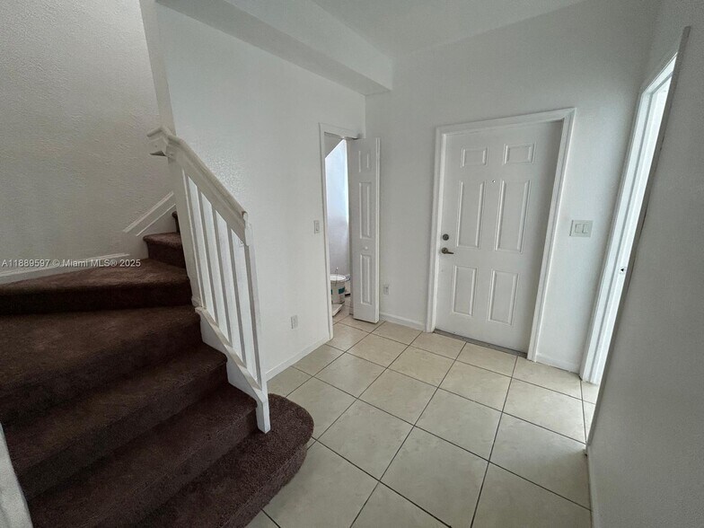 Building Photo - 1406 SE 26th Ct