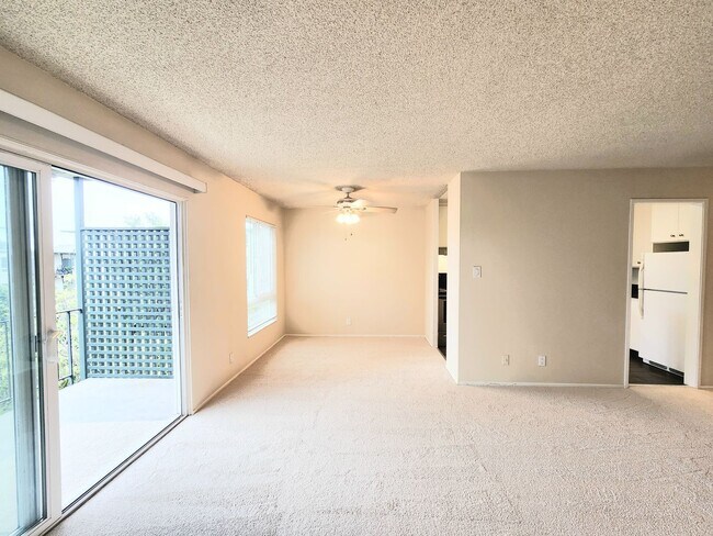 Building Photo - Top floor Woodlake condo, corner location