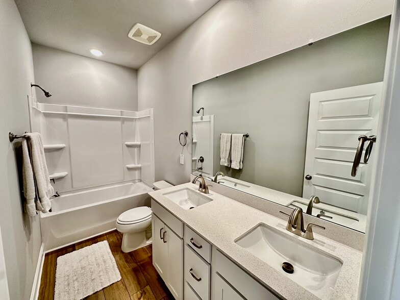Full Bathroom - 1253 S Blount St