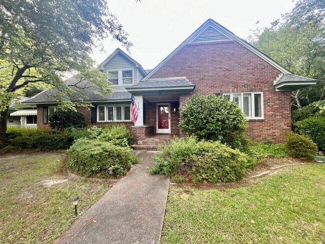 Building Photo - Charming 5 Bedroom Home Close to Everything!