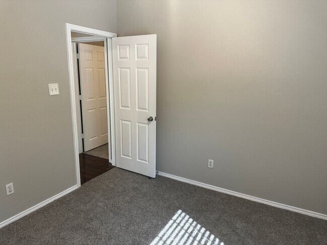 Building Photo - Amazing home in Farmington Estates!