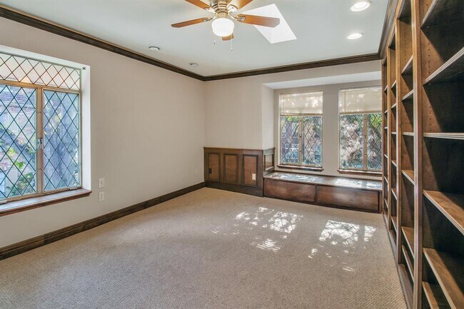 Building Photo - 452 N Post Oak Ln