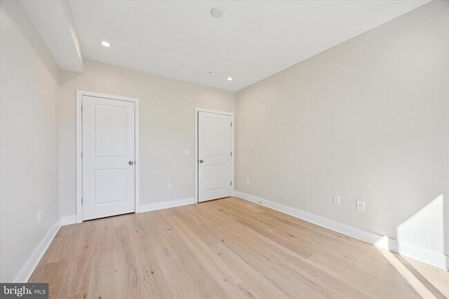 Building Photo - 548 E Hewson St