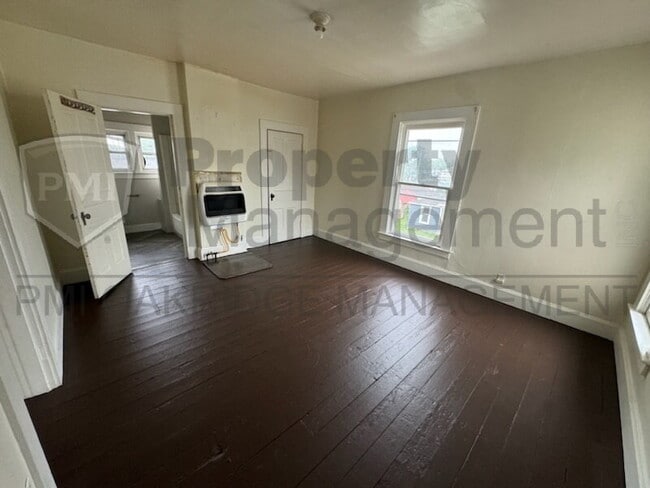 Building Photo - Upper 1 Bedroom 1 Bath Apartment
