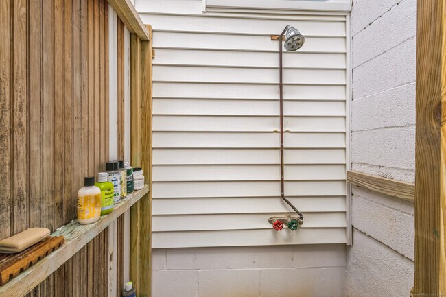 Building Photo - 15 Sols Point Rd