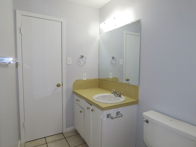 Building Photo - Charming 2 Bedroom, 1 Bath House in Whiteh...