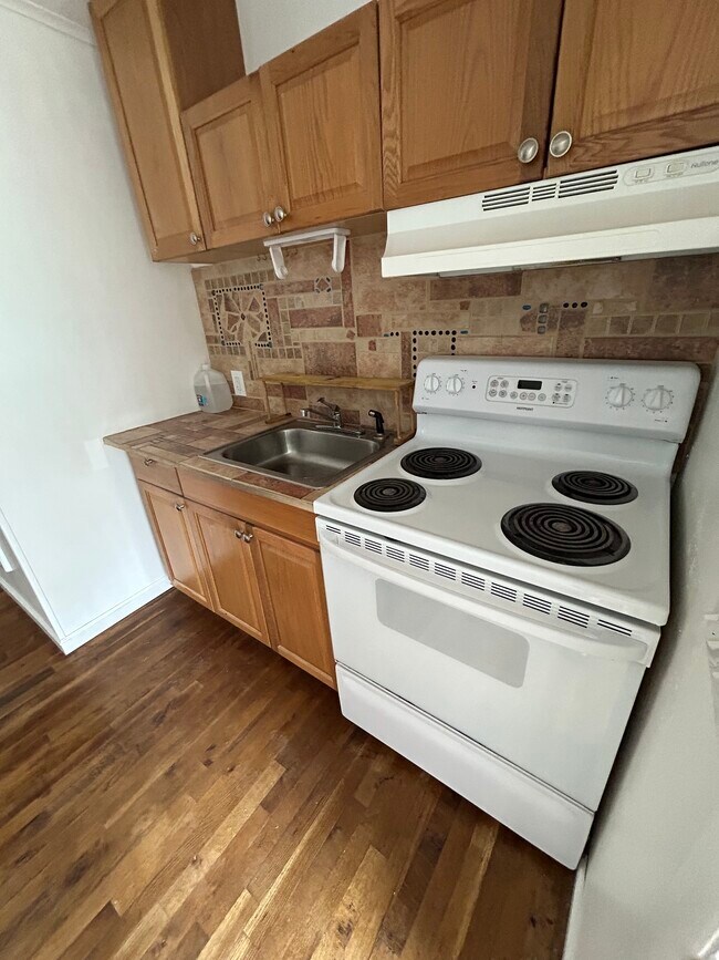 Primary Photo - 1 E 6th St