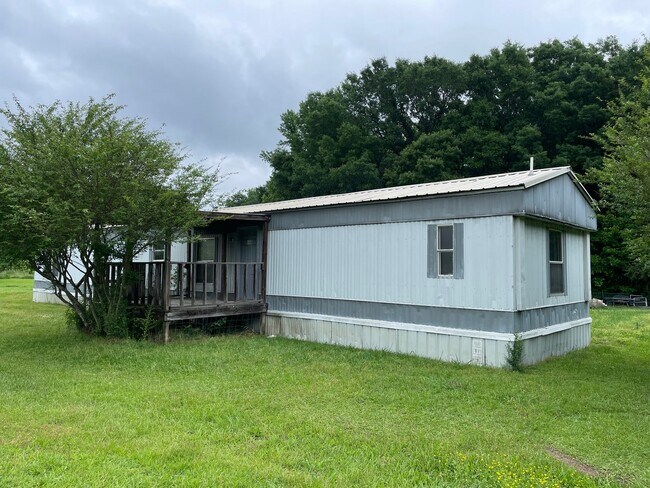 Building Photo - Country living with spacious front and backyard - 3 beds/ 2bath available now!!