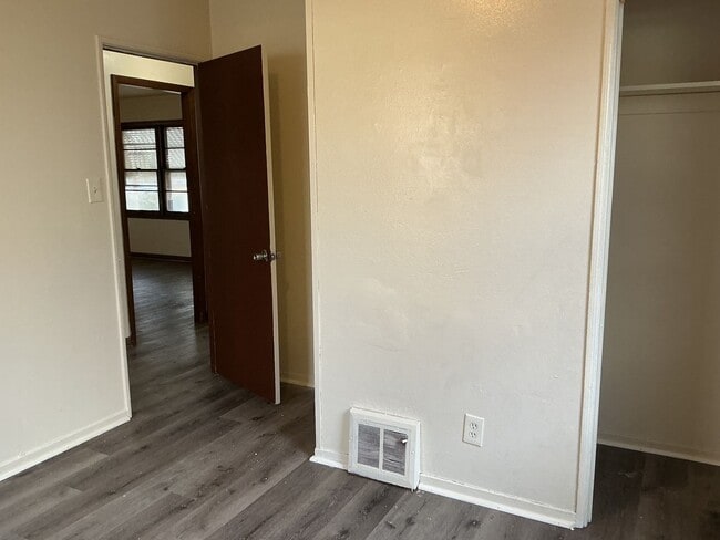 Building Photo - Comfortable 3 BR Single Family Home