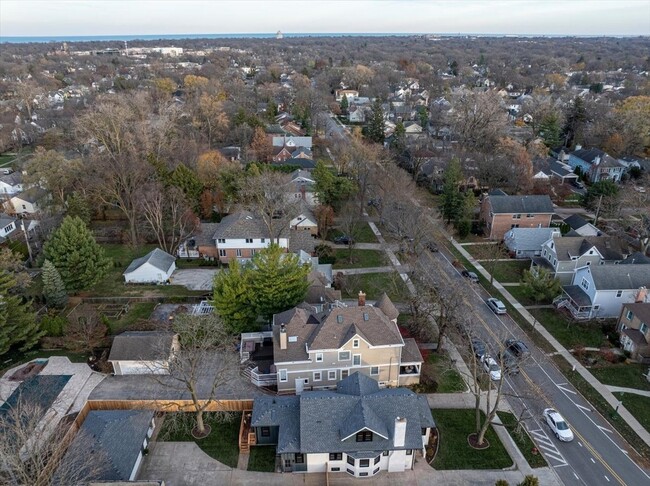 Building Photo - 1820 Wilmette Ave