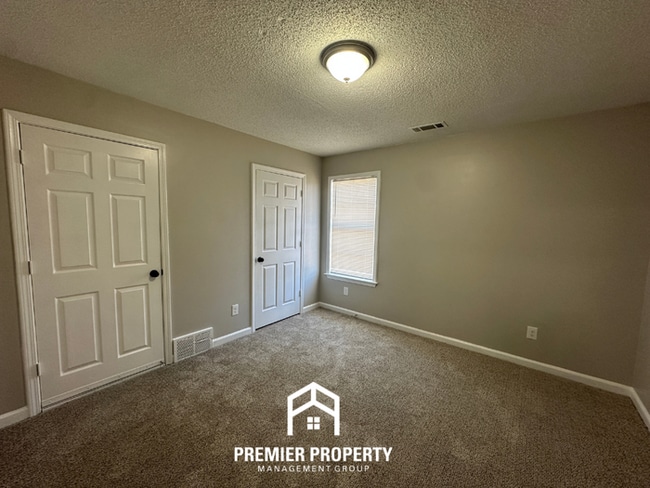 Building Photo - 4 Bedroom Home for Rent in Memphis, TN | High Ceilings, Stone Fireplace & 2-Car Garage