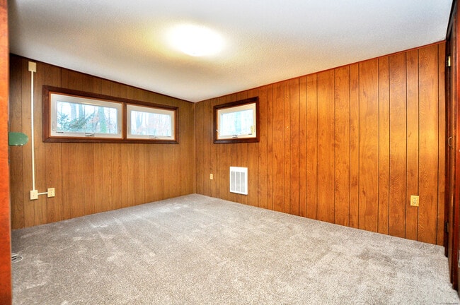 Building Photo - 19 Seneca Rd