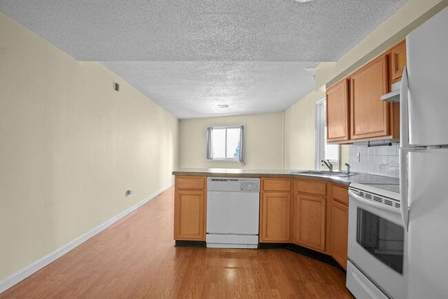 Building Photo - 31 Devereux Ave