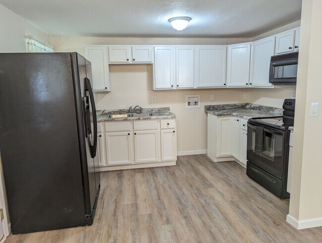 Building Photo - Available NOW - 3 Bed, 1 Bath Spacious Ran...