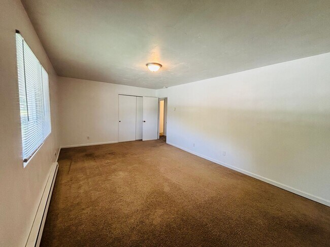 Building Photo - 2 Bedroom, 1 Bath Apartment