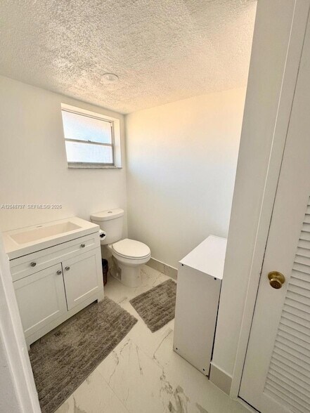 Building Photo - 950 Hillcrest Dr
