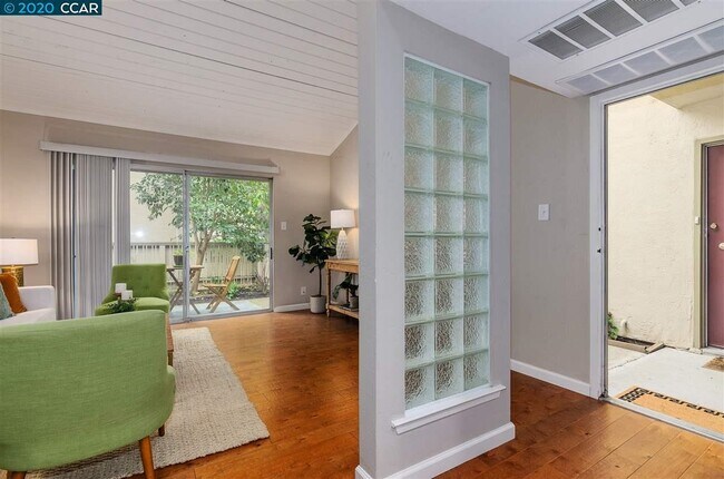 Building Photo - 2716 Oak Rd