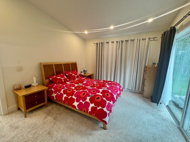 Building Photo - Fantastic Rambler in Lake Hills with A/C!